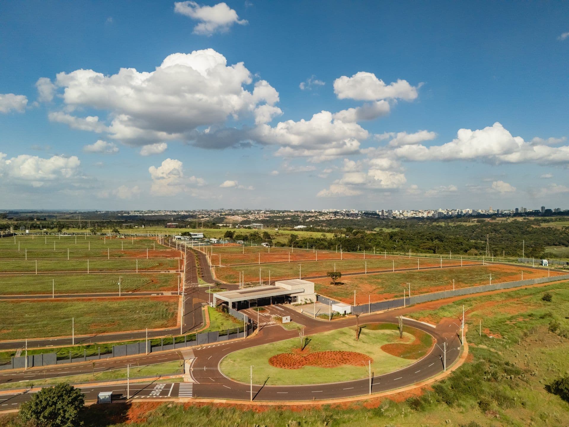 Vista aérea do Avangärden Uberaba com portaria, loteamento e cidade ao fundo — Uberaba, MG